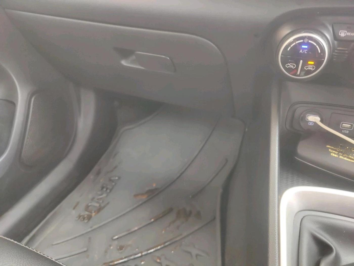 2020 Hyundai VENUE S+ 1.2, Petrol, Manual, 52,935 km, interior