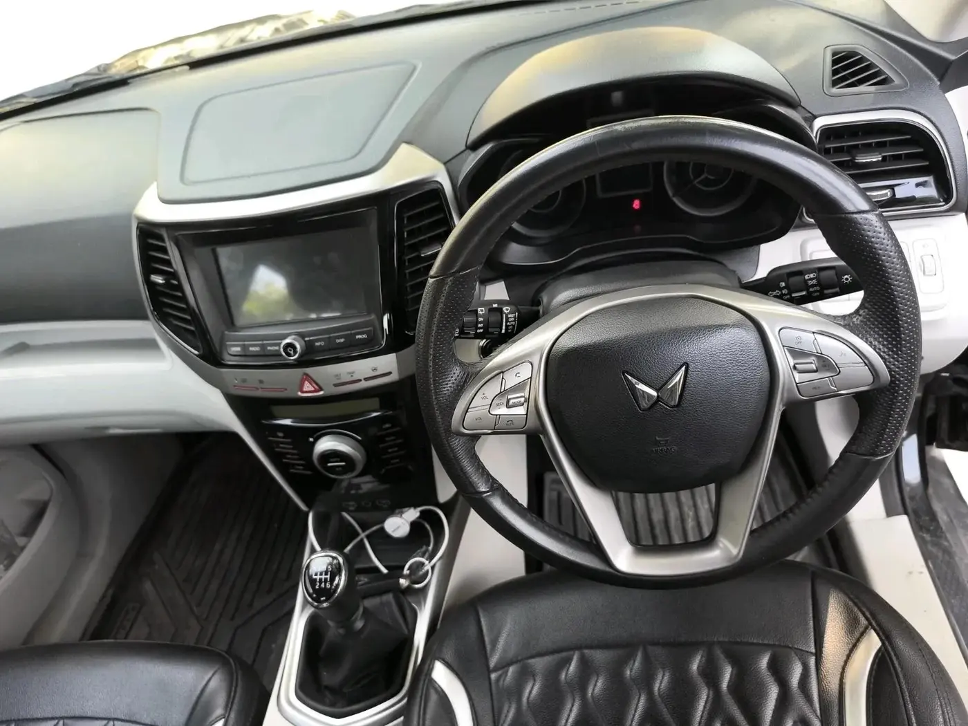 2023 Mahindra XUV300 W8 1.5 DIESEL, Diesel, Manual, 47,021 km, interior