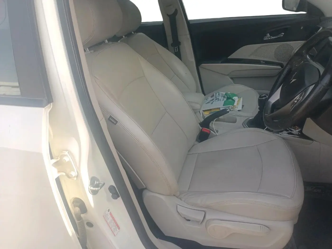 2023 Mahindra XUV300 W8 (O) 1.2 PETROL, Petrol, Manual, 1,04,447 km, interior