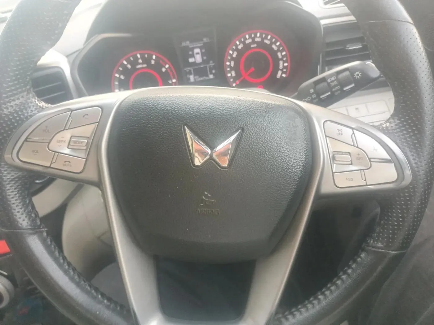 2023 Mahindra XUV300 W8 (O) 1.2 PETROL, Petrol, Manual, 1,04,447 km, interior