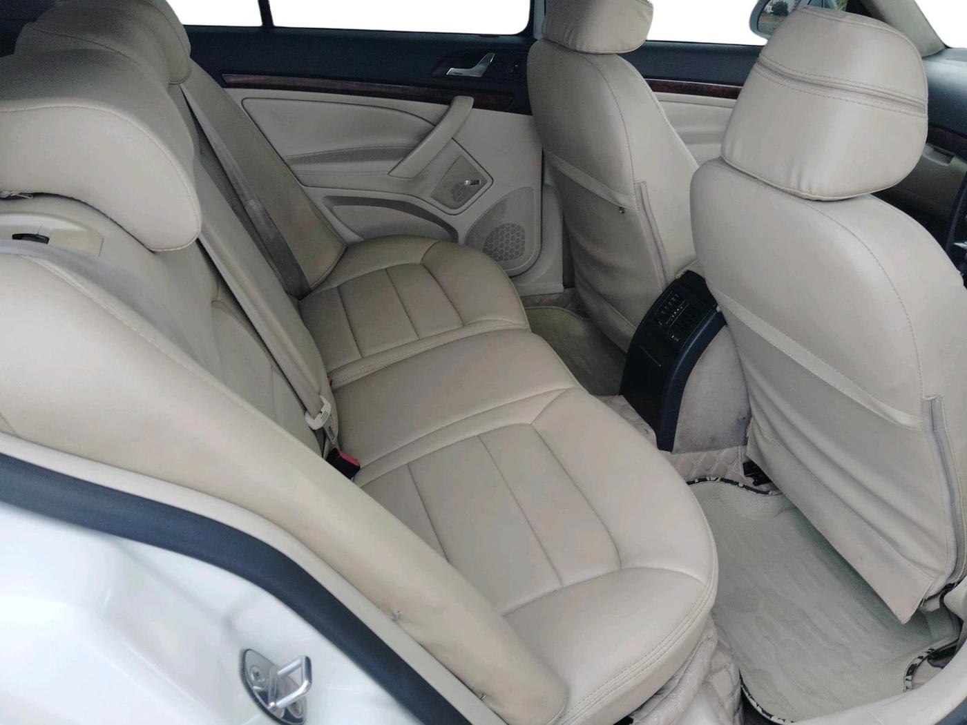 2011 Skoda Laura L&K 2.0 TDI AT, Diesel, Automatic, 1,26,248 km, interior