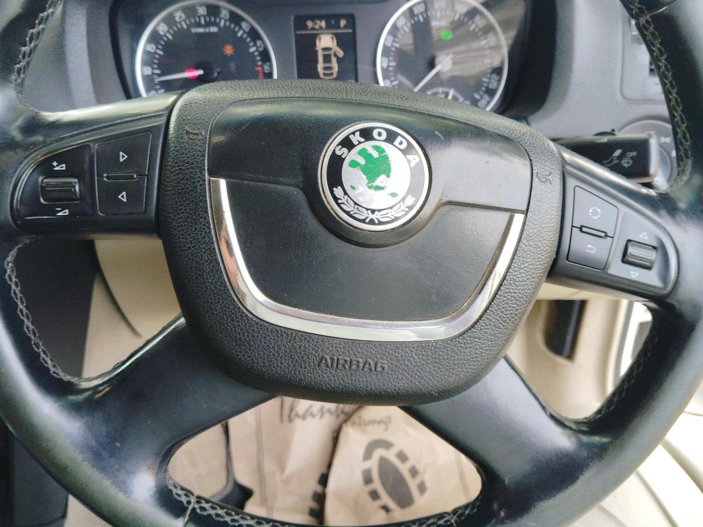 2011 Skoda Laura L&K 2.0 TDI AT, Diesel, Automatic, 1,26,248 km, interior