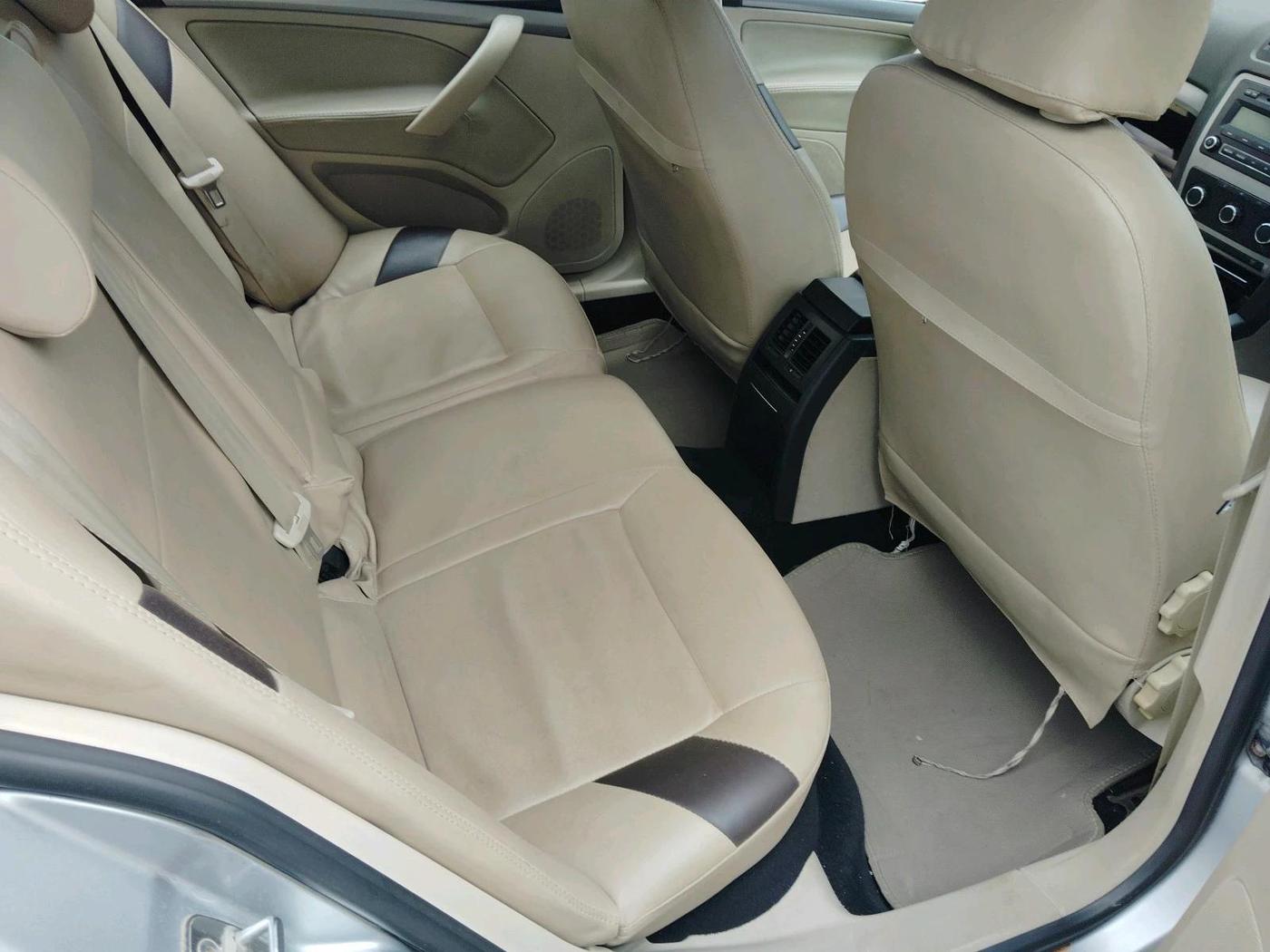2013 Skoda Laura AMBITION 2.0 TDI CR MT, Diesel, Manual, 1,77,220 km, interior