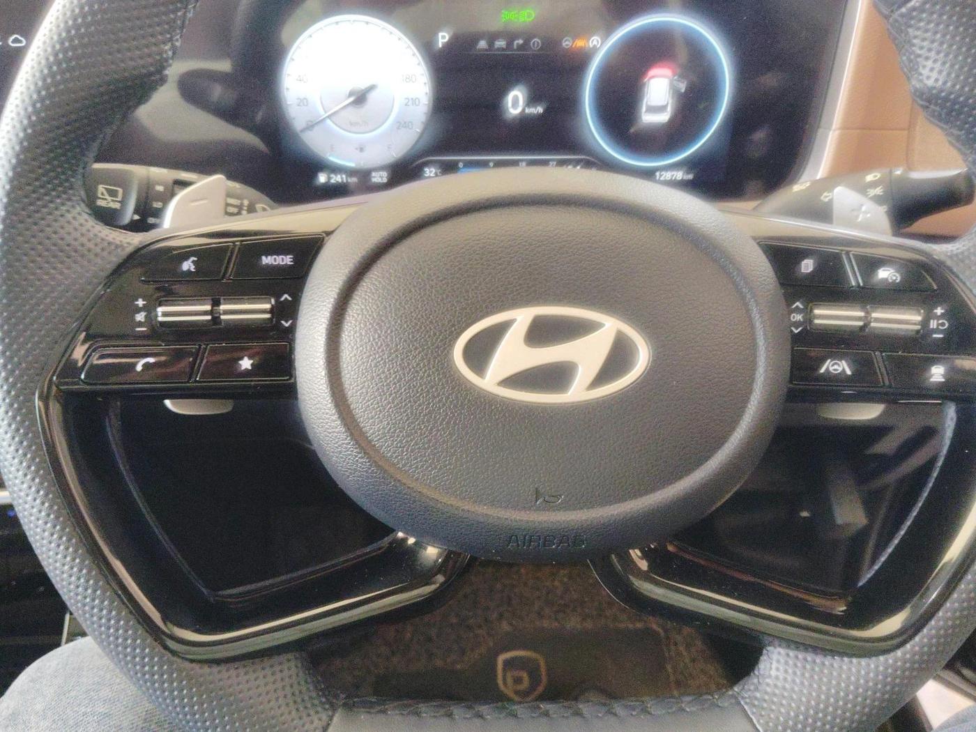2025 Hyundai ALCAZAR Signature 6 STR 1.5 Turbo GDi Petrol DCT, Petrol, Automatic, 14,000 km, interior