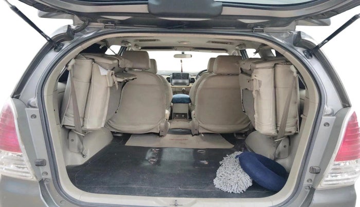 2010 Toyota Innova V 2.5 7 STR, Diesel, Manual, 2,69,828 km, exterior
