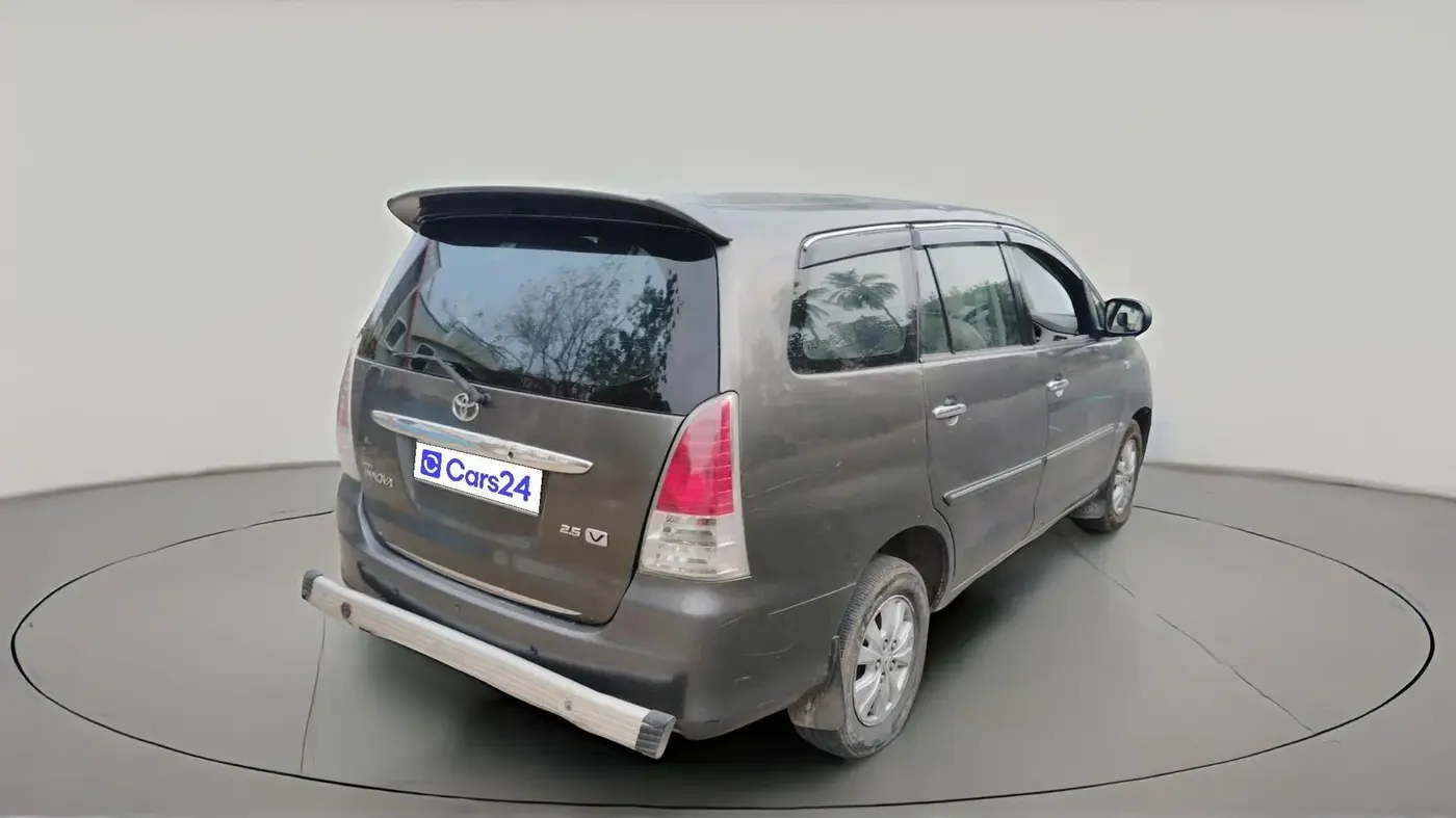 2010 Toyota Innova V 2.5 7 STR, Diesel, Manual, 2,69,828 km, exterior