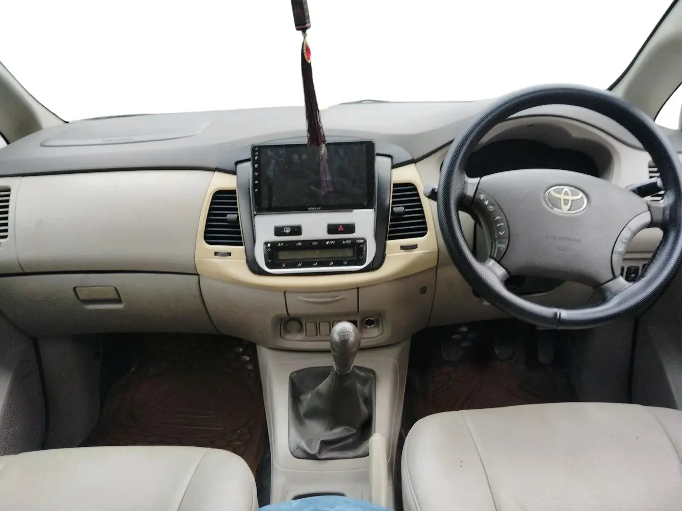 2010 Toyota Innova V 2.5 7 STR, Diesel, Manual, 2,69,828 km, interior