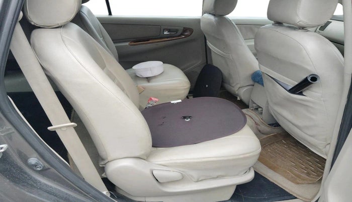 2010 Toyota Innova V 2.5 7 STR, Diesel, Manual, 2,69,828 km, interior