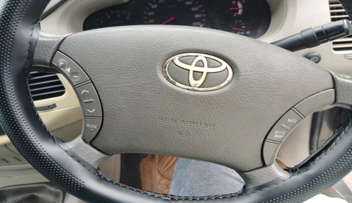 2010 Toyota Innova V 2.5 7 STR, Diesel, Manual, 2,69,828 km, interior