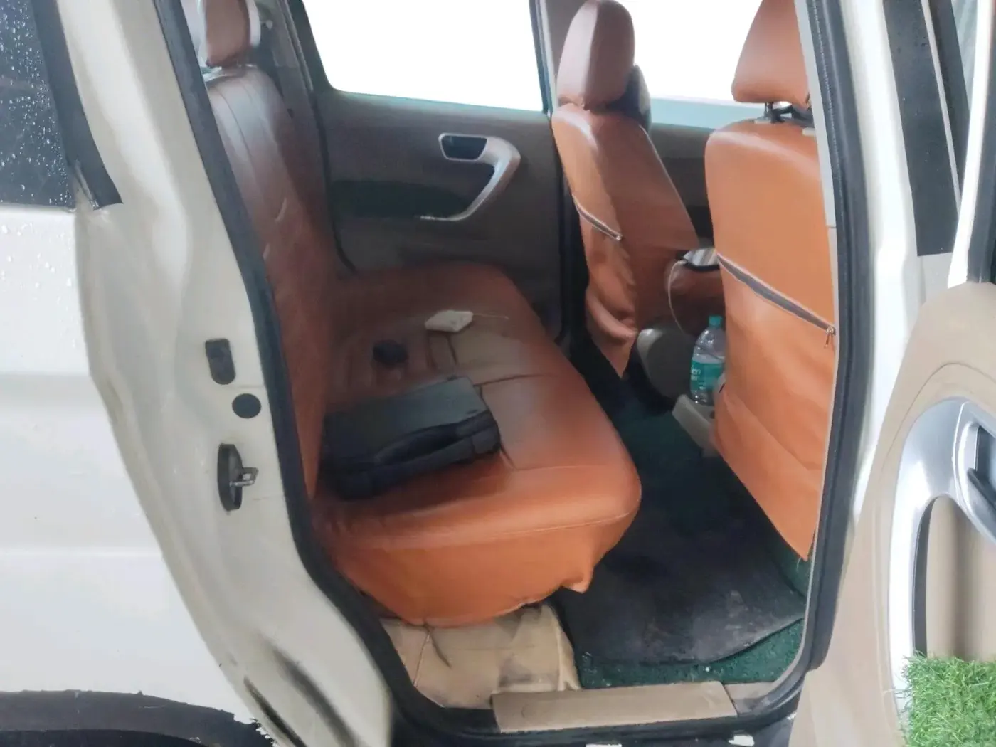 2016 Mahindra TUV300 T8, Diesel, Manual, 1,62,368 km, interior