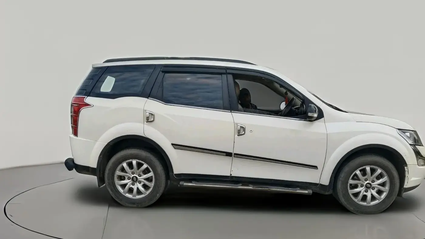 2017 Mahindra XUV500 W10, Diesel, Manual, 1,44,785 km, exterior