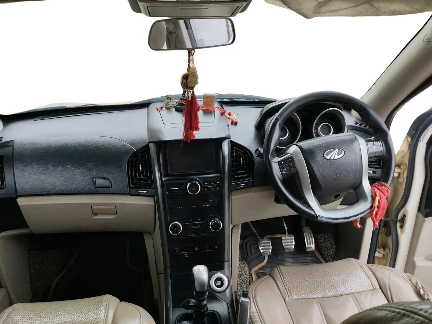 2017 Mahindra XUV500 W10, Diesel, Manual, 1,44,785 km, interior