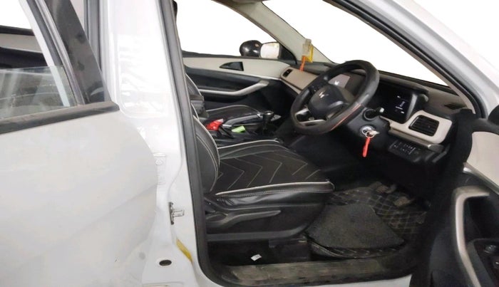 2022 Mahindra XUV700 MX D MT 5 STR, Diesel, Manual, 54,189 km, interior