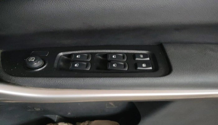 2022 Mahindra XUV700 MX D MT 5 STR, Diesel, Manual, 54,189 km, interior