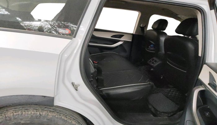 2022 Mahindra XUV700 MX D MT 5 STR, Diesel, Manual, 54,189 km, interior