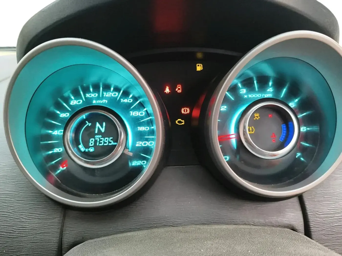 2016 Mahindra XUV500 W10, Diesel, Manual, 89,000 km, interior