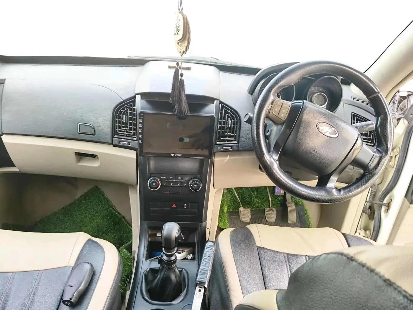 2016 Mahindra XUV500 W4, Diesel, Manual, 1,05,607 km, interior