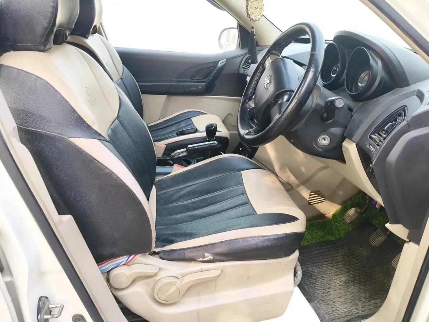 2016 Mahindra XUV500 W4, Diesel, Manual, 1,05,607 km, interior