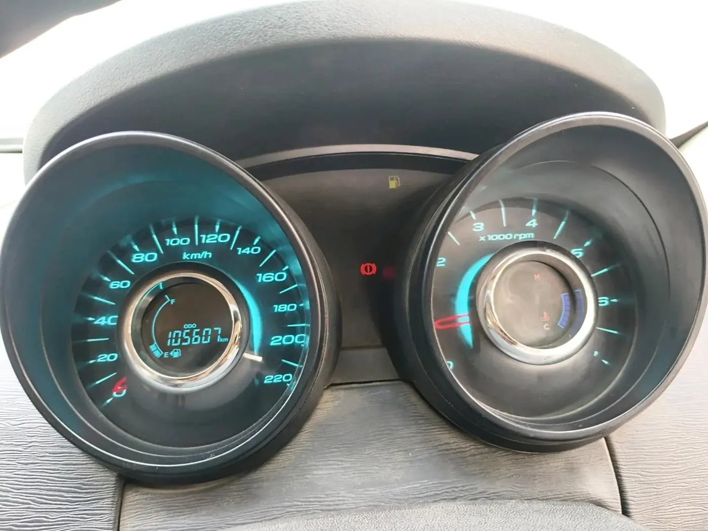 2016 Mahindra XUV500 W4, Diesel, Manual, 1,05,607 km, interior