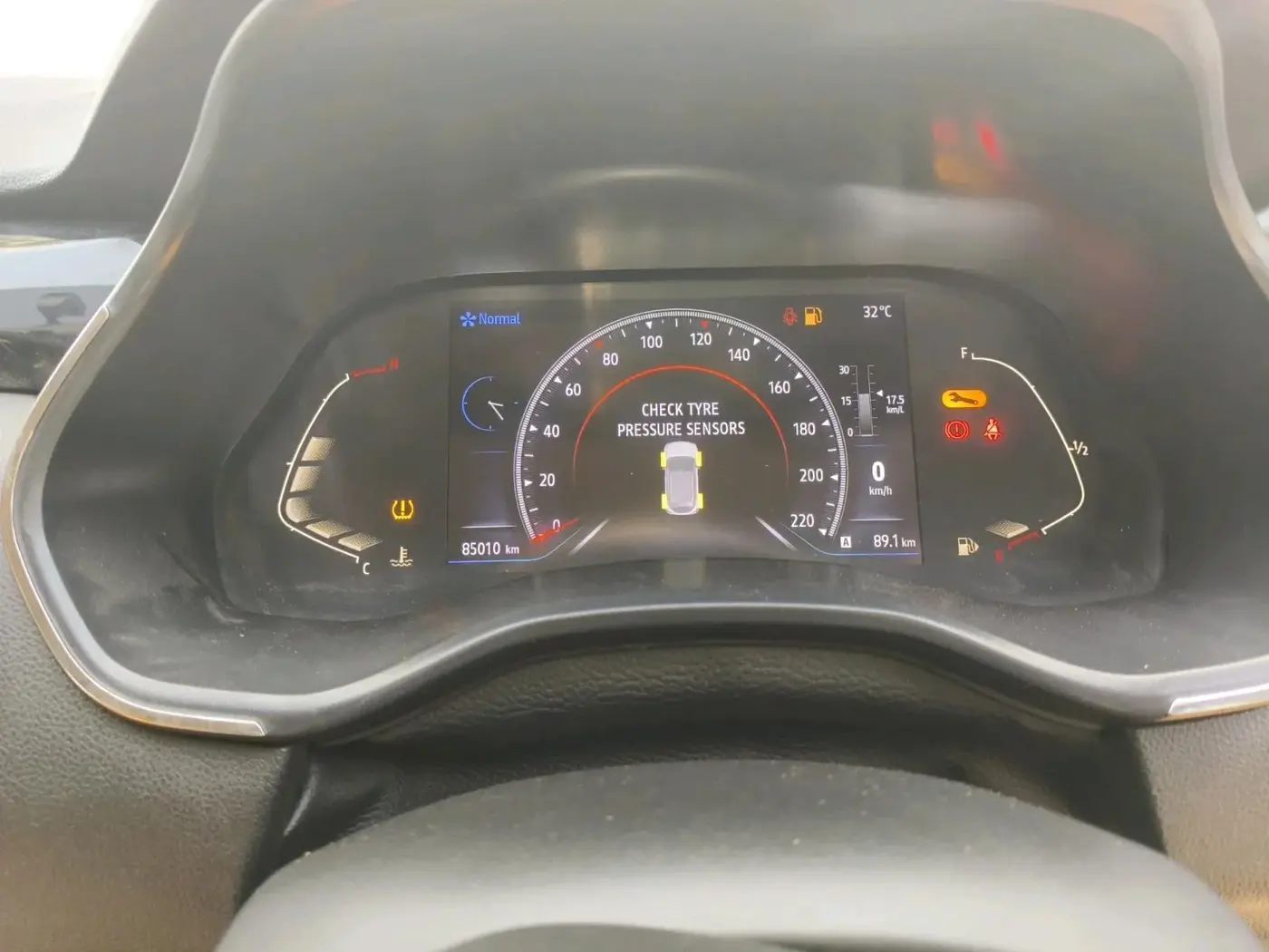2023 Renault Kiger RXZ MT, Petrol, Manual, 6,75,132 km, interior