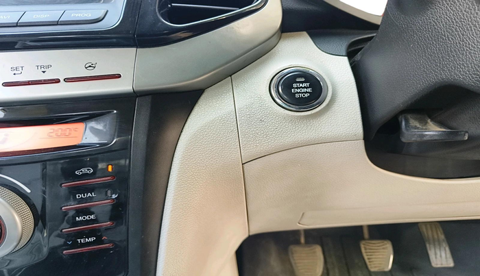 2019 Mahindra XUV300 W8 (O) 1.5 DIESEL, Diesel, Manual, 1,70,902 km, interior