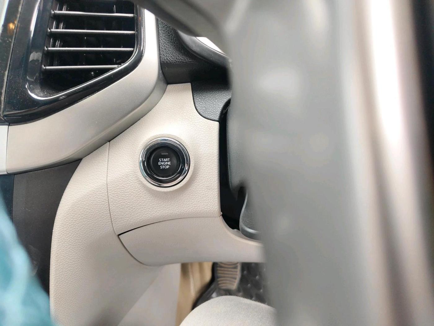 2022 Mahindra XUV300 W8 (O) 1.2 PETROL, Petrol, Manual, 21,319 km, interior