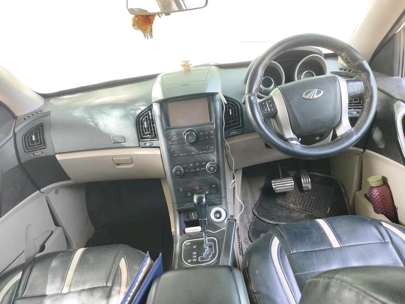 2017 Mahindra XUV500 W10 AT, Diesel, Automatic, 1,17,000 km, interior