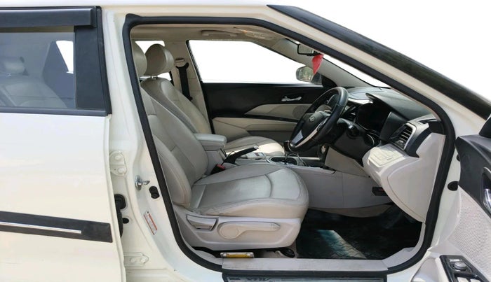 2019 Mahindra XUV300 W8 (O) 1.5 DIESEL AMT, Diesel, Automatic, 1,21,428 km, interior