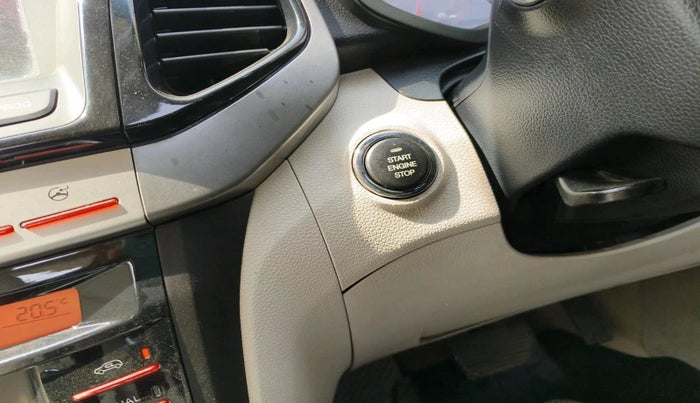 2019 Mahindra XUV300 W8 (O) 1.5 DIESEL AMT, Diesel, Automatic, 1,21,428 km, interior