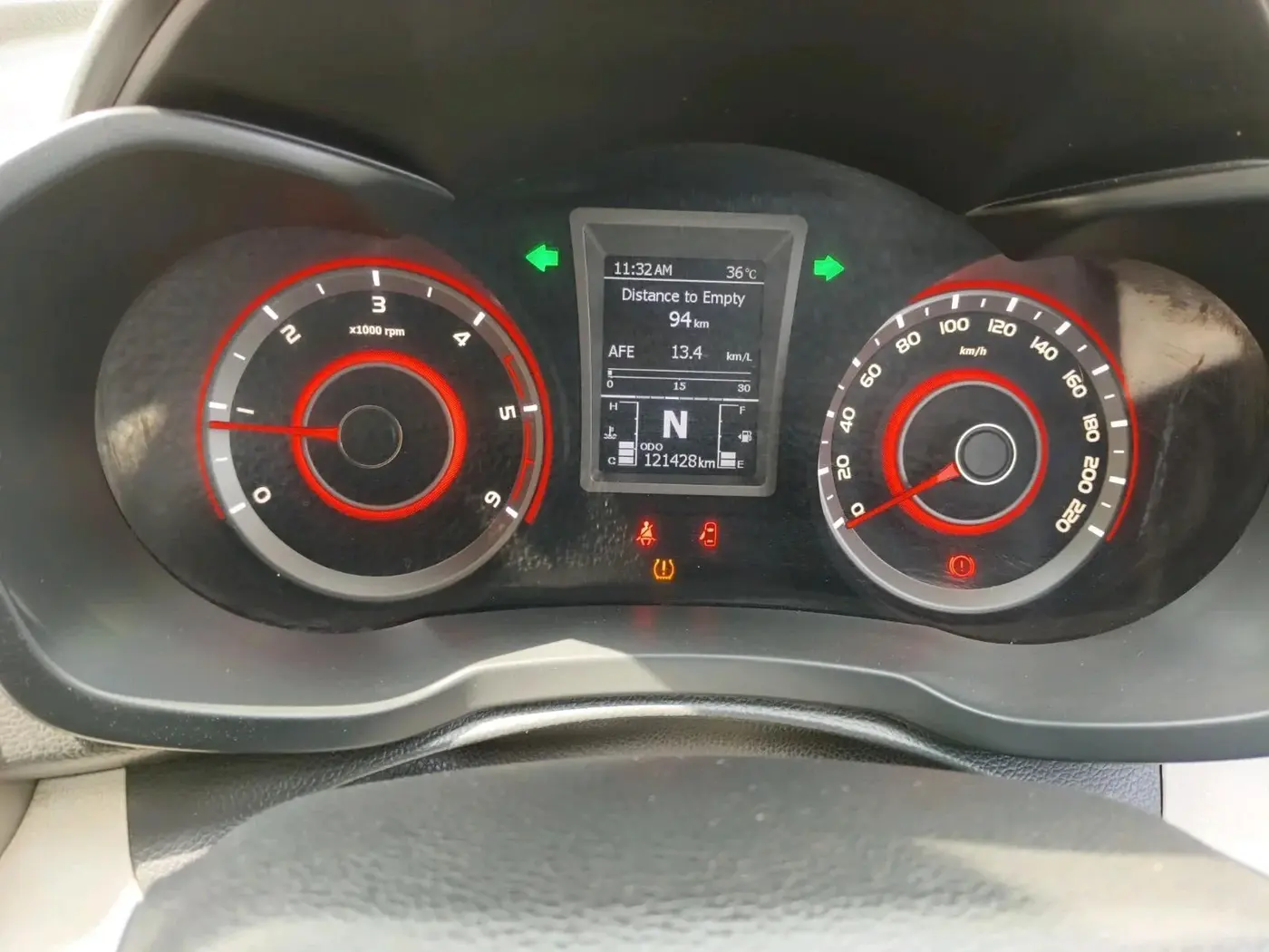 2019 Mahindra XUV300 W8 (O) 1.5 DIESEL AMT, Diesel, Automatic, 1,21,428 km, interior