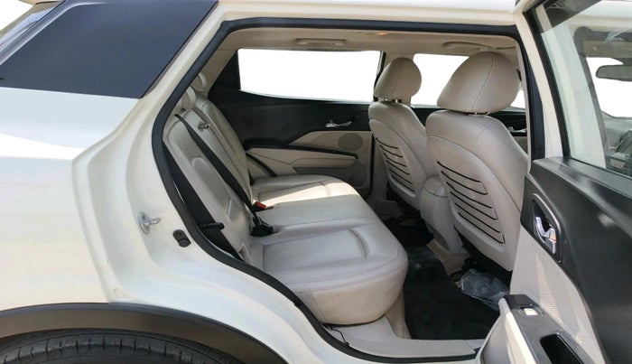 2019 Mahindra XUV300 W8 (O) 1.5 DIESEL AMT, Diesel, Automatic, 1,21,428 km, interior