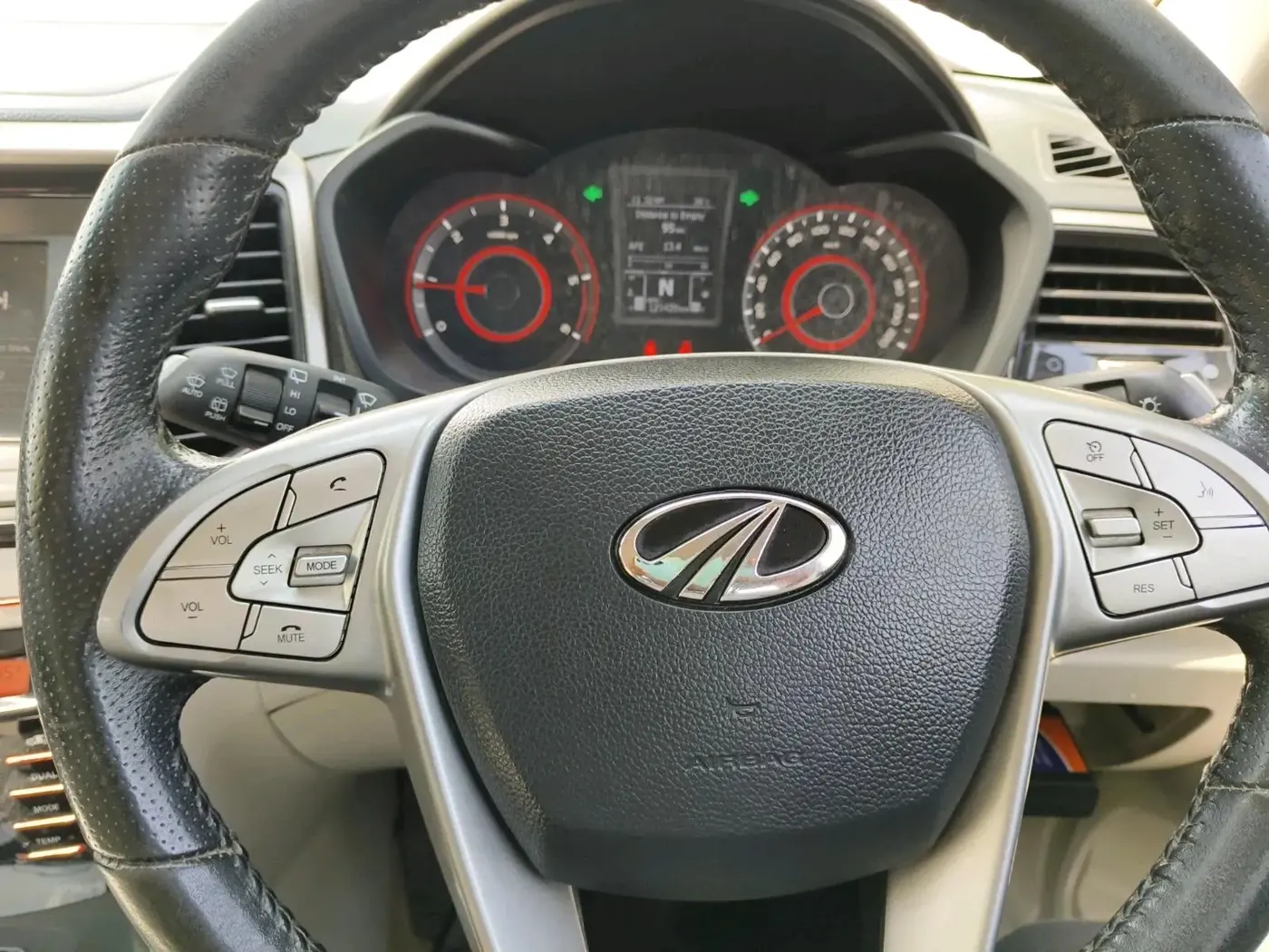 2019 Mahindra XUV300 W8 (O) 1.5 DIESEL AMT, Diesel, Automatic, 1,21,428 km, interior