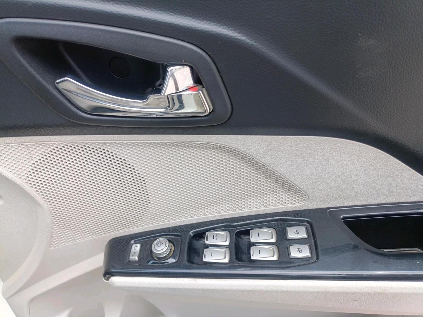 2019 Mahindra XUV300 W8 (O) 1.5 DIESEL, Diesel, Manual, 47,719 km, interior