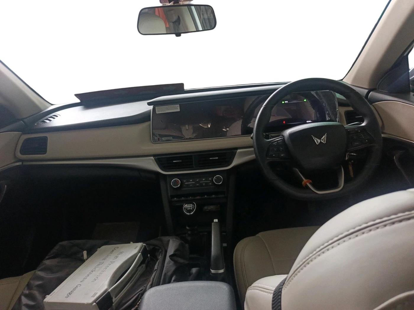2024 Mahindra XUV700 AX 5 P MT 7 STR, Petrol, Manual, 67,243 km, interior