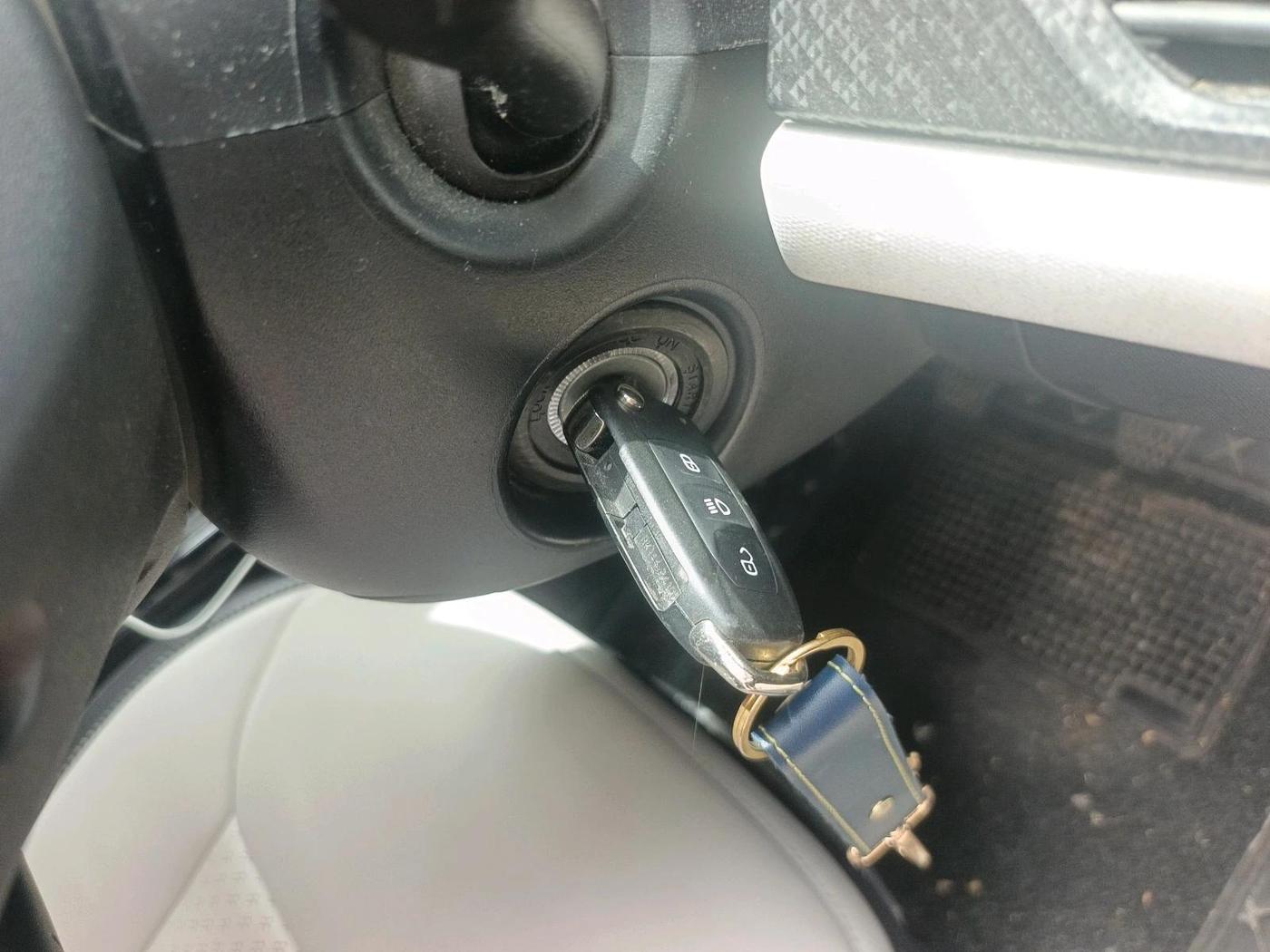 2024 Tata NEXON PURE SUNROOF 1.2 PETROL, Petrol, Manual, 39,124 km, interior