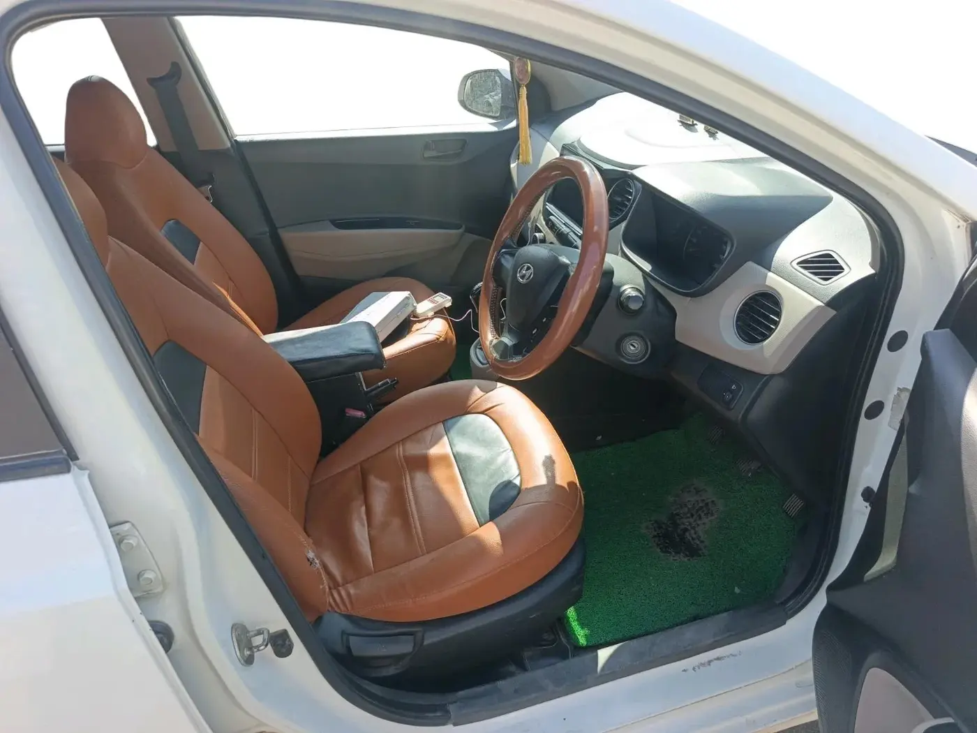 2013 Hyundai Grand i10 MAGNA 1.1 CRDI, Diesel, Manual, 1,11,952 km, interior