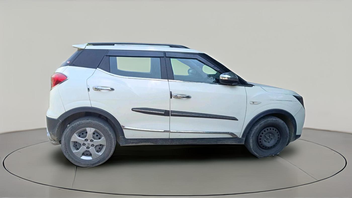 2023 Mahindra XUV300 W6 1.2 PETROL, Petrol, Manual, 1,26,527 km, exterior