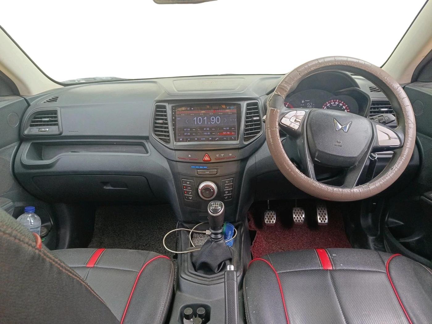 2023 Mahindra XUV300 W6 1.2 PETROL, Petrol, Manual, 1,26,527 km, interior