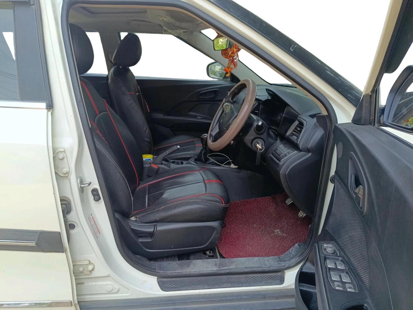 2023 Mahindra XUV300 W6 1.2 PETROL, Petrol, Manual, 1,26,527 km, interior