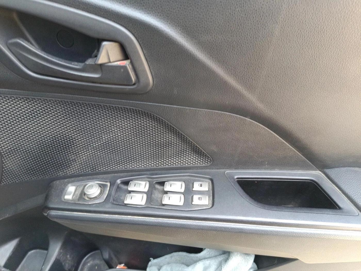 2023 Mahindra XUV300 W6 1.2 PETROL, Petrol, Manual, 1,26,527 km, interior