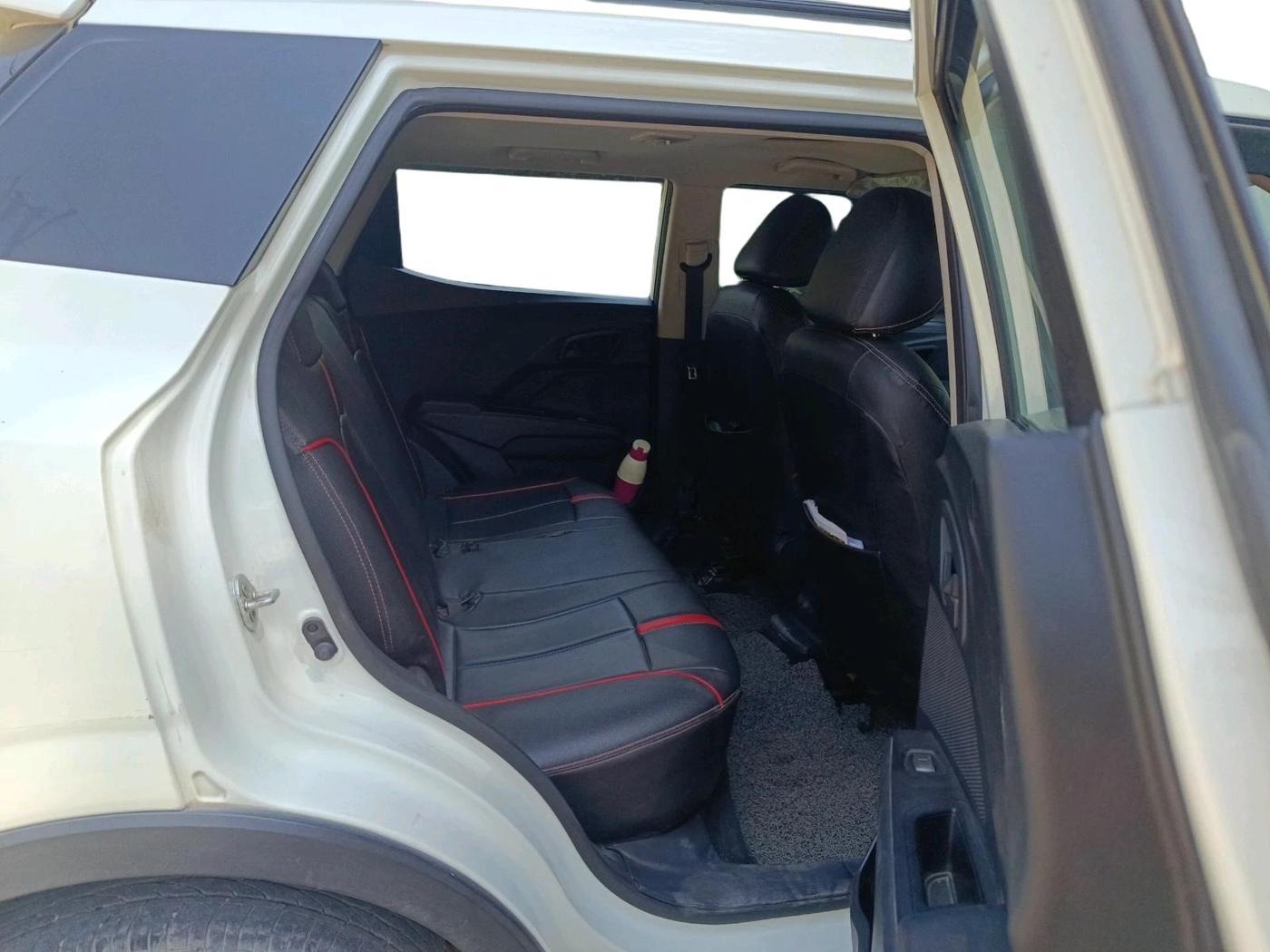 2023 Mahindra XUV300 W6 1.2 PETROL, Petrol, Manual, 1,26,527 km, interior