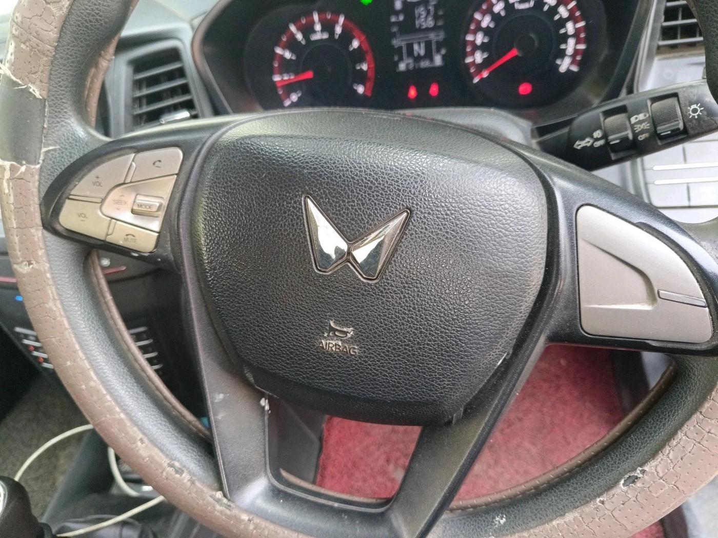 2023 Mahindra XUV300 W6 1.2 PETROL, Petrol, Manual, 1,26,527 km, interior