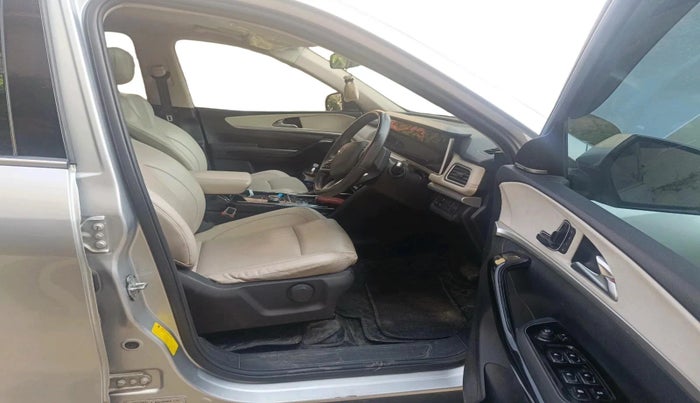 2022 Mahindra XUV700 AX 7 LUXURY D AT 7 STR, Diesel, Automatic, 88,251 km, interior
