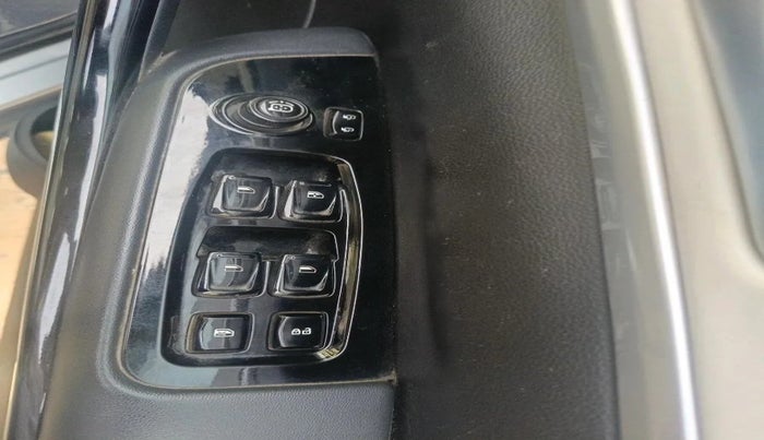 2022 Mahindra XUV700 AX 7 LUXURY D AT 7 STR, Diesel, Automatic, 88,251 km, interior