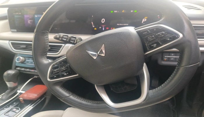2022 Mahindra XUV700 AX 7 LUXURY D AT 7 STR, Diesel, Automatic, 88,251 km, interior