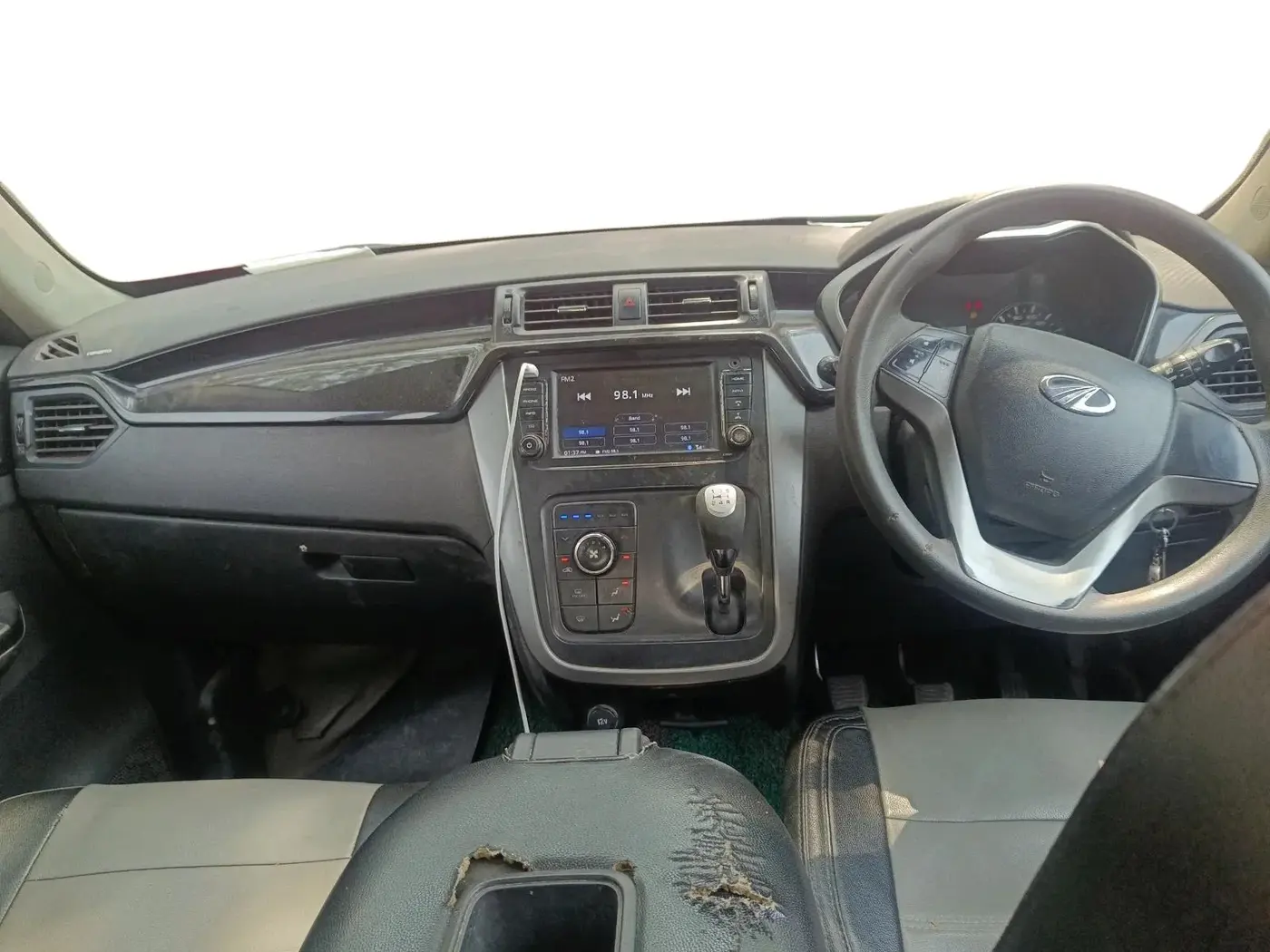 2018 Mahindra KUV 100 NXT K8 P 6 STR DUAL TONE, Petrol, Manual, 1,85,424 km, interior