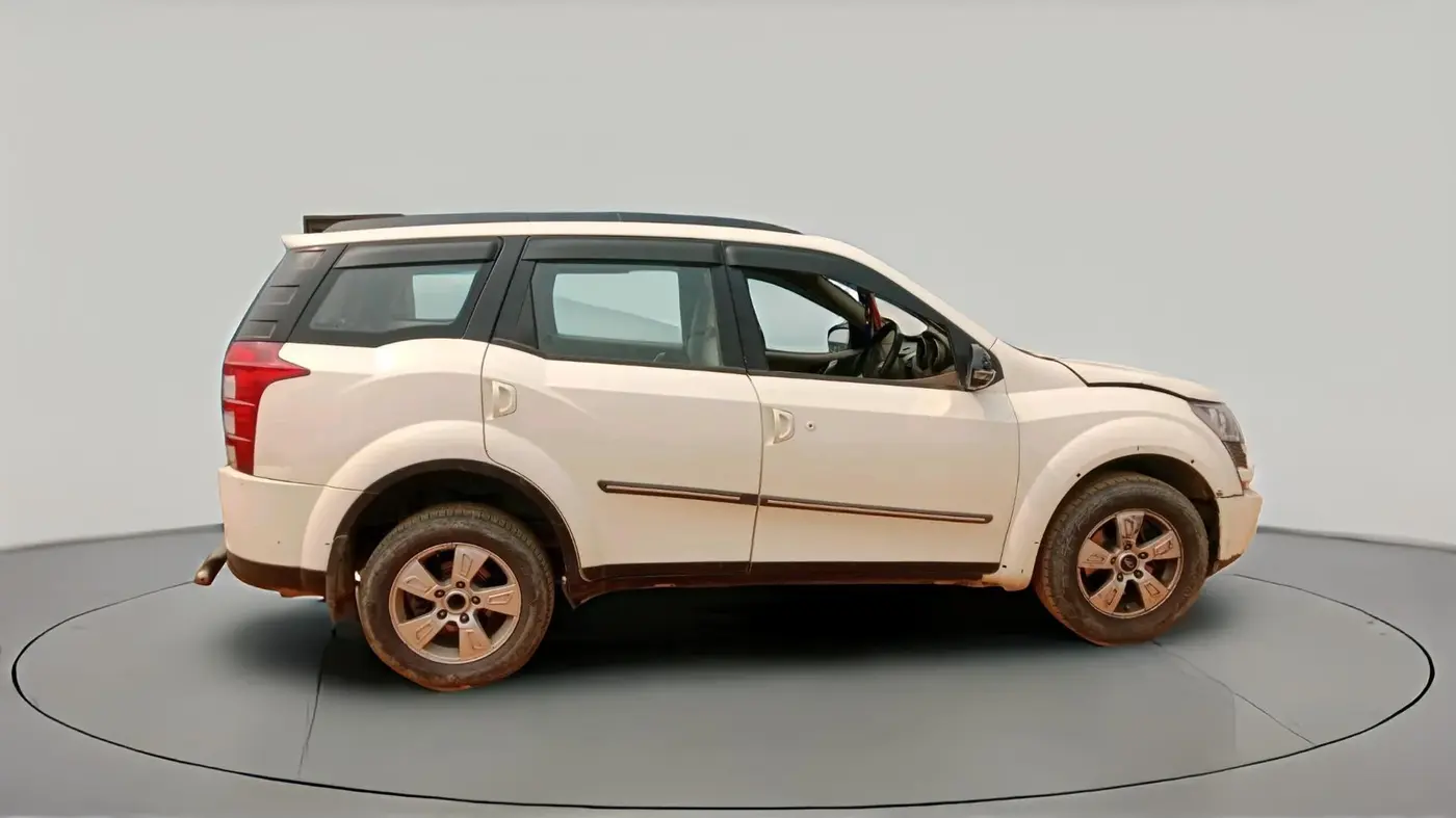 2015 Mahindra XUV500 W8, Diesel, Manual, 1,00,990 km, exterior