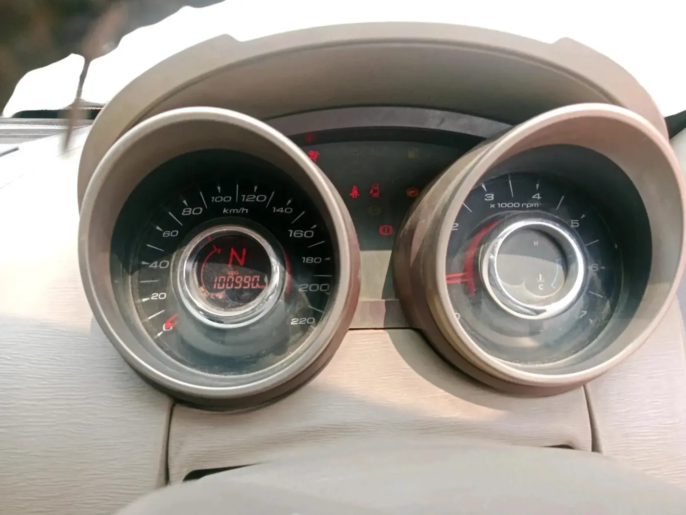 2015 Mahindra XUV500 W8, Diesel, Manual, 1,00,990 km, interior