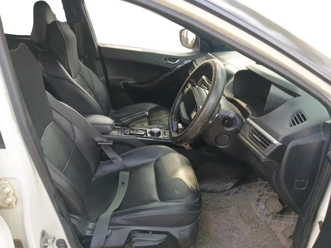 2023 Tata NEXON FEARLESS + SUNROOF AMT DUAL TONE 1.5 DIESEL, Diesel, Automatic, 86,000 km, interior
