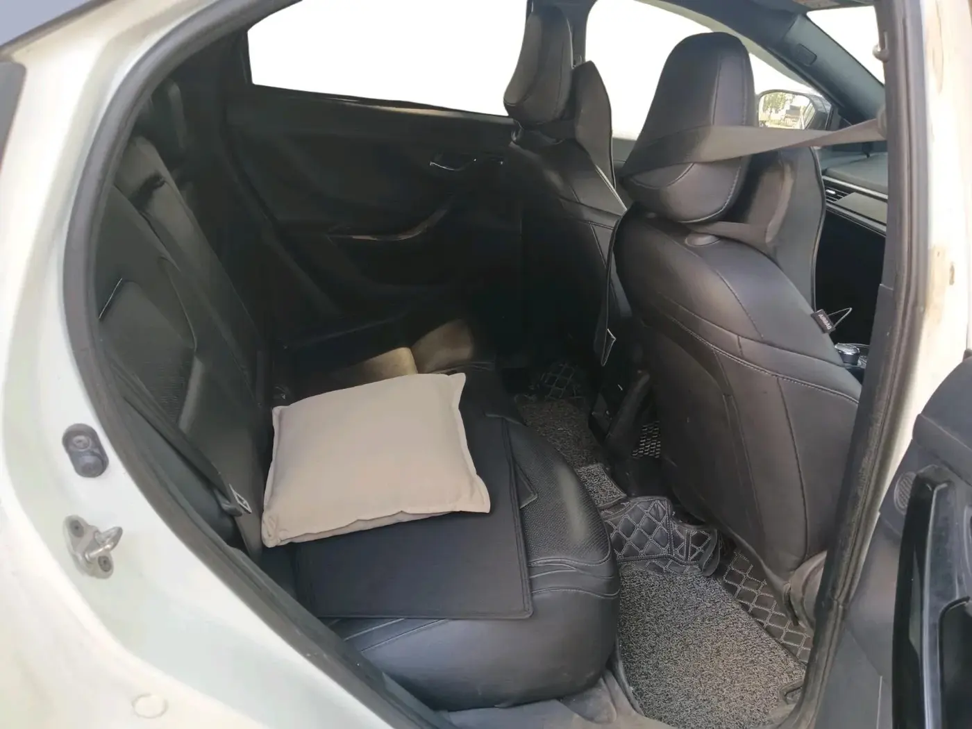 2023 Tata NEXON FEARLESS + SUNROOF AMT DUAL TONE 1.5 DIESEL, Diesel, Automatic, 86,000 km, interior